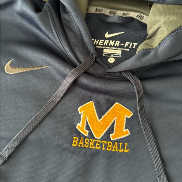 MICHIGAN BASKETBALL NIKE THERMA-FIT HOODIE - Picture 3 of 16